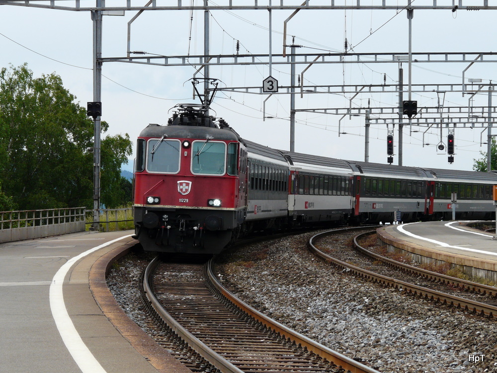 SBB - Re 4/4 11229 (mit LED Beleuchtung) bei der einfahrt mit IC im Bahnhof von Arth-Goldau am 17.05.2011