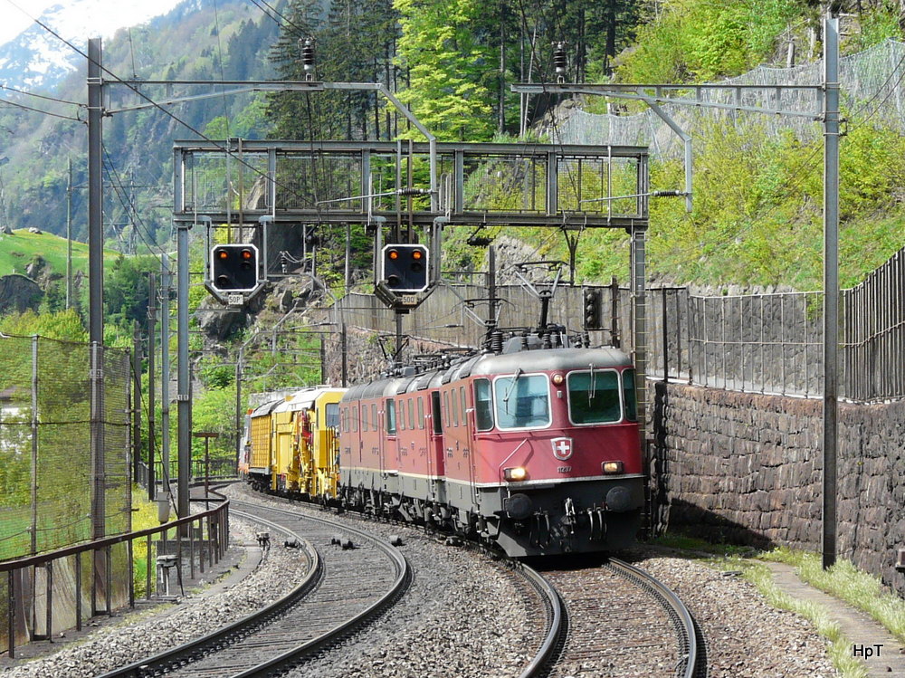 SBB - Re 4/4 11237 und Re 4/4 11262 und Re 6/6 11601 mit Gterzug unterwegs bei Intschi am 08.05.2012