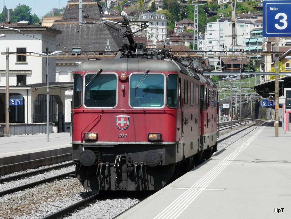 SBB - Re 4/4 11237 und Re 4/4 11249 als Lokzug bei der durchfahrt im Bahnhof Montreux am 11.05.2012