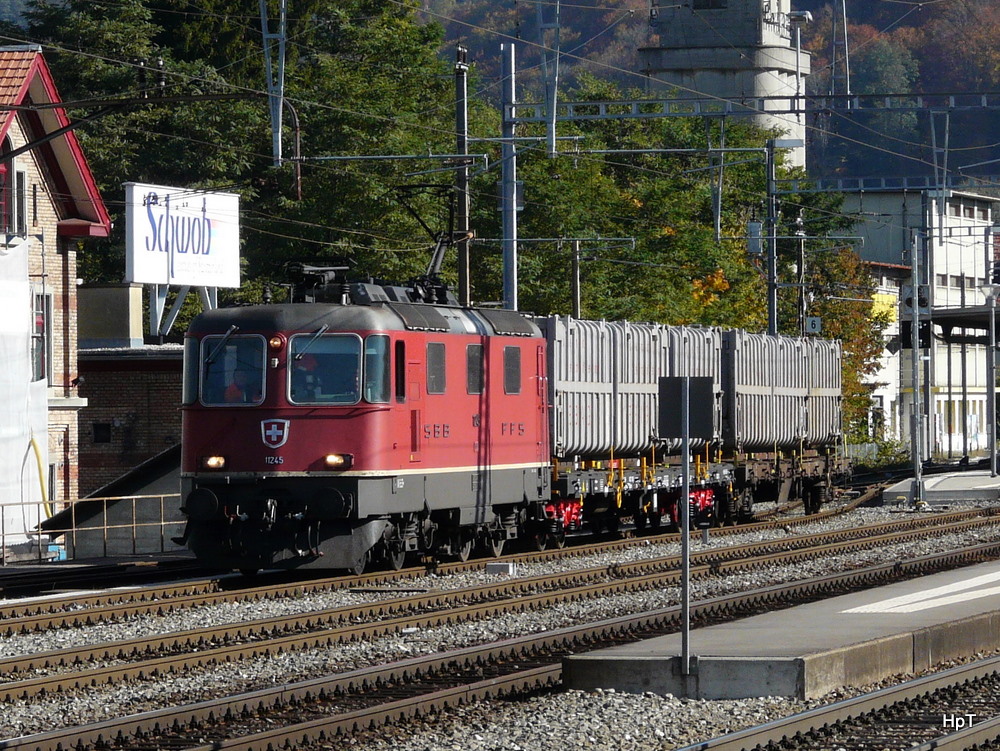 SBB - Re 4/4 11245 mit Gterwagen in Burgdorf am 29.10.2010