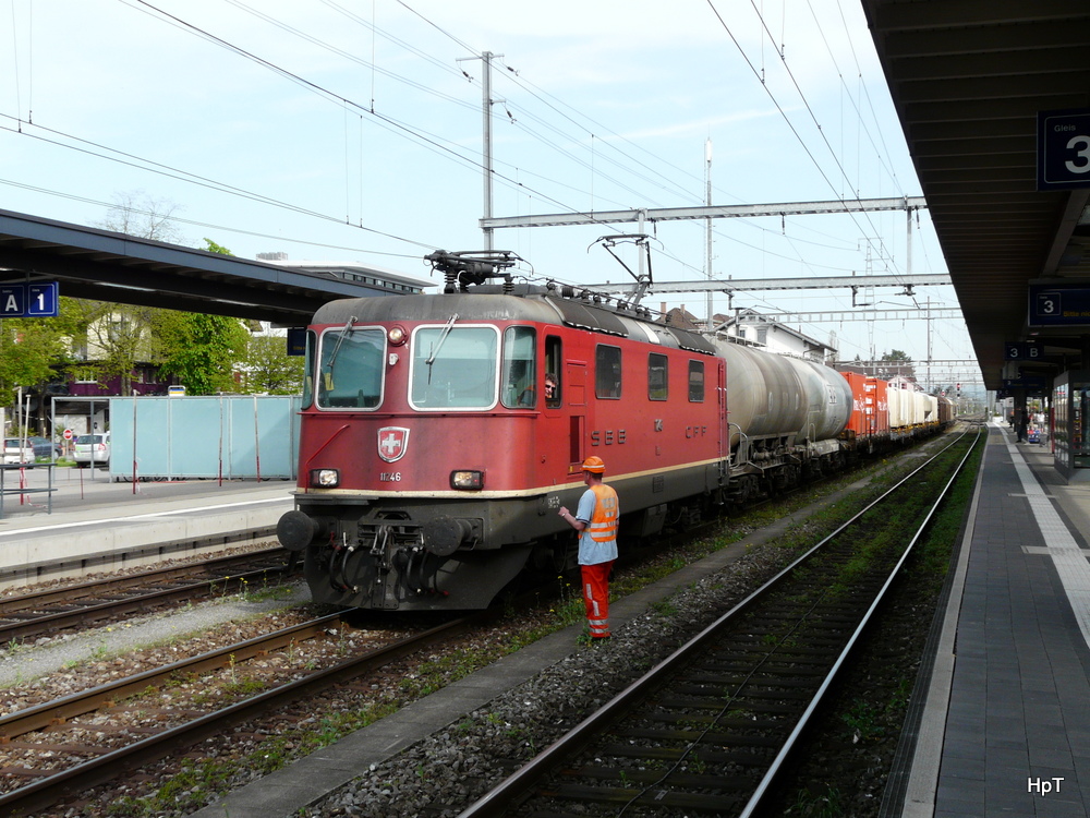 SBB - Re 4/4 11246 vor Gterzug im Bahnhof Weinfelden am 27.04.2012