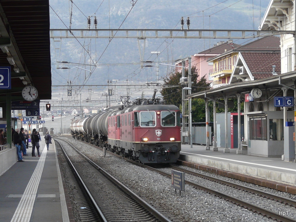 SBB - Re 4/4 11247 mit Re 4/4 vor Gterzug bei der Durchfahrt im Bahnhof von Aigle am 18.03.2011