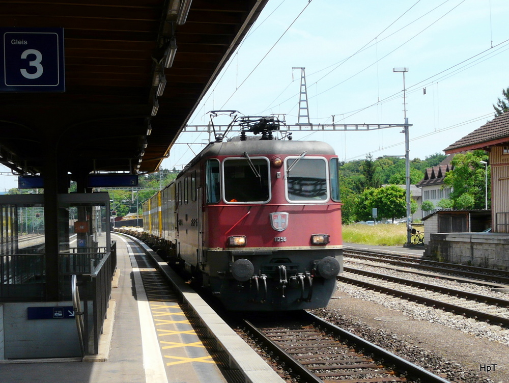 SBB - Re 4/4  11256 mit Postgterzug bei der durchfahrt im Bahnhof Mgenwil am 23.05.2011