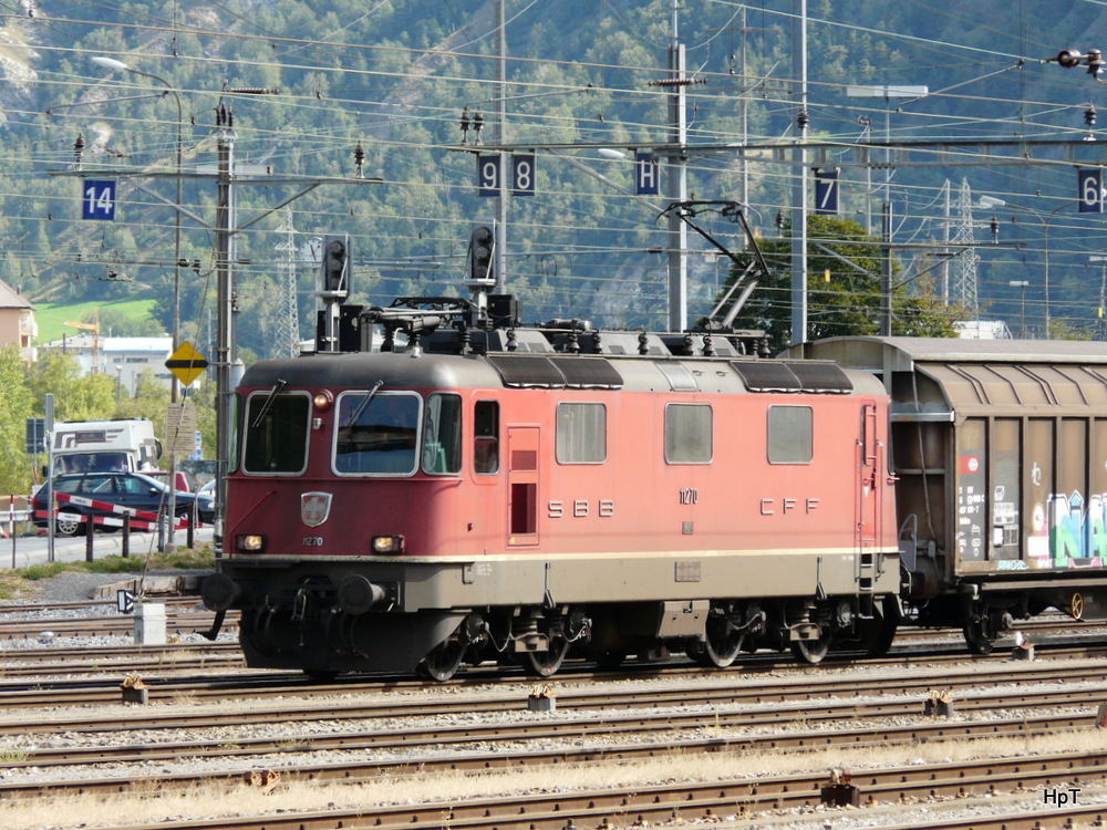 SBB - Re 4/4 11270 mit Gterwagen im Bahnhofsareal in Brig am 03.09.2012