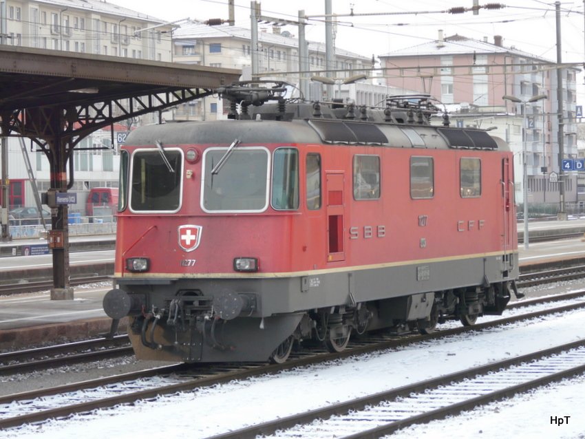 SBB - Re 4/4  11277 abgestellt im Bahnhof von Renens am 19.12.2009