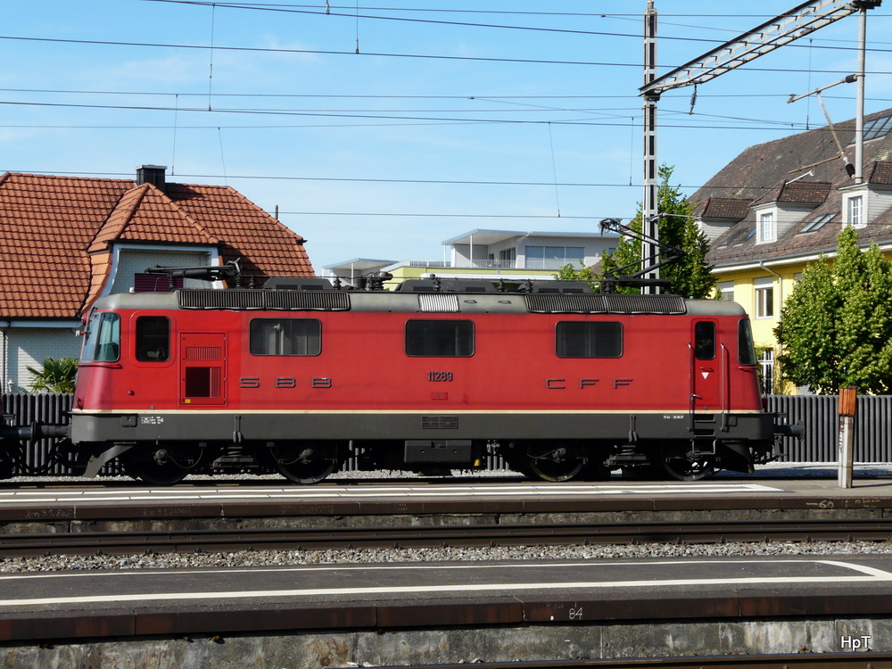 SBB - Re 4/4 11289 vor Gterzug im Bahnhof Lenzburg am 23.05.2011