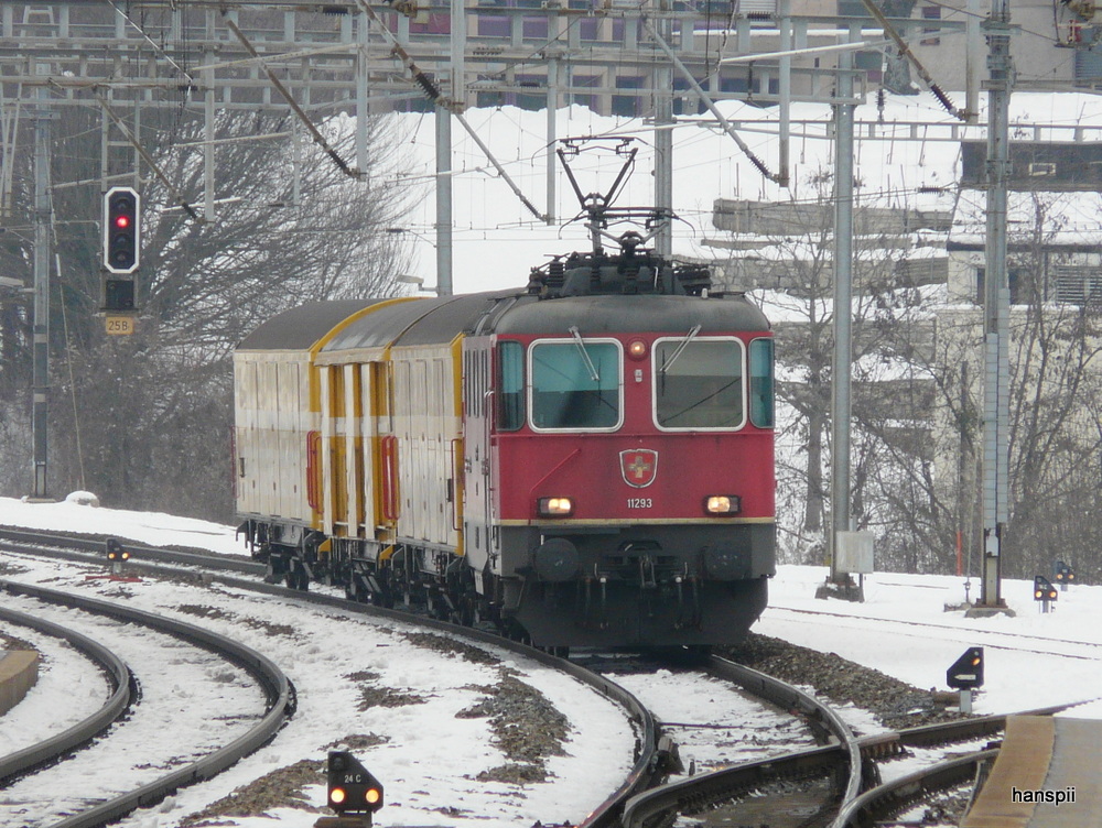 SBB - Re 4/4 11293 mit Postwagen bei der durchfahrt im Bahnhof Nyon am 14.02.2013