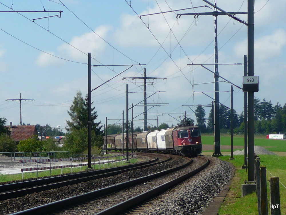 SBB - Re 4/4 11294 unterwegs bei Hindelbank am 15.09.2011 .. Standpunkt des Fotografen auserhalb des Zaunes...