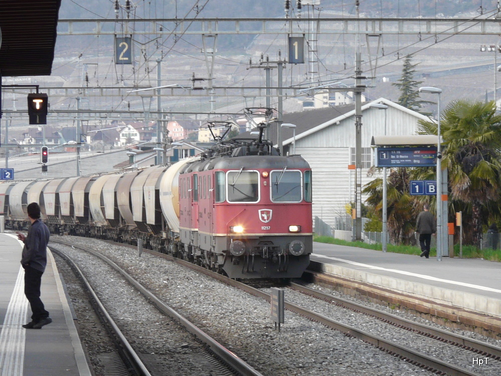 SBB - Re 4/4 11297 mit Re 4/4 vor Gterzug bei der Durchfahrt im Bahnhof von Aigle am 18.03.2011

