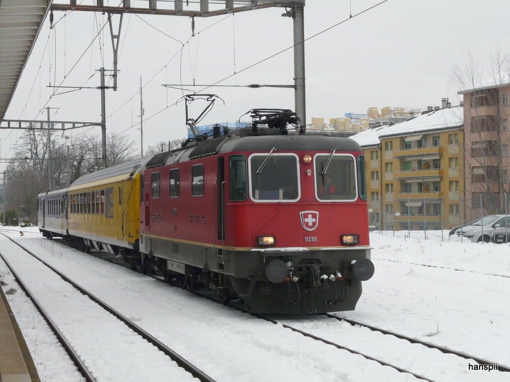 SBB - Re 4/4  11299 vor einem Messzug im Bahnhof Nyon am 14.02.2013