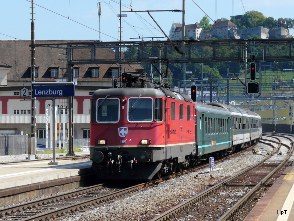 SBB - Re 4/4 11304 mit RE bei der einfahrt in den Bahnhof Lenzburg am  20.08.2011