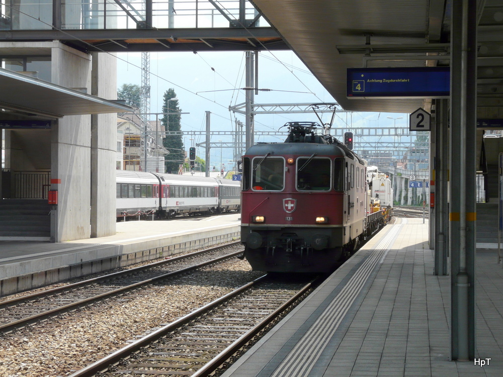 SBB - Re 4/4 11311 mit Bauzg bei der durchfahrt im Bahnhof Spiez am 01.07.2011
