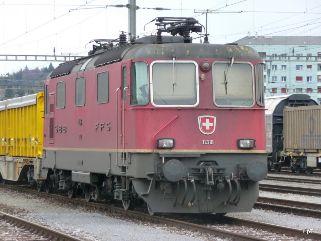 SBB - Re 4/4 11318 im Gterbahnhof Biel am 03.04.2010