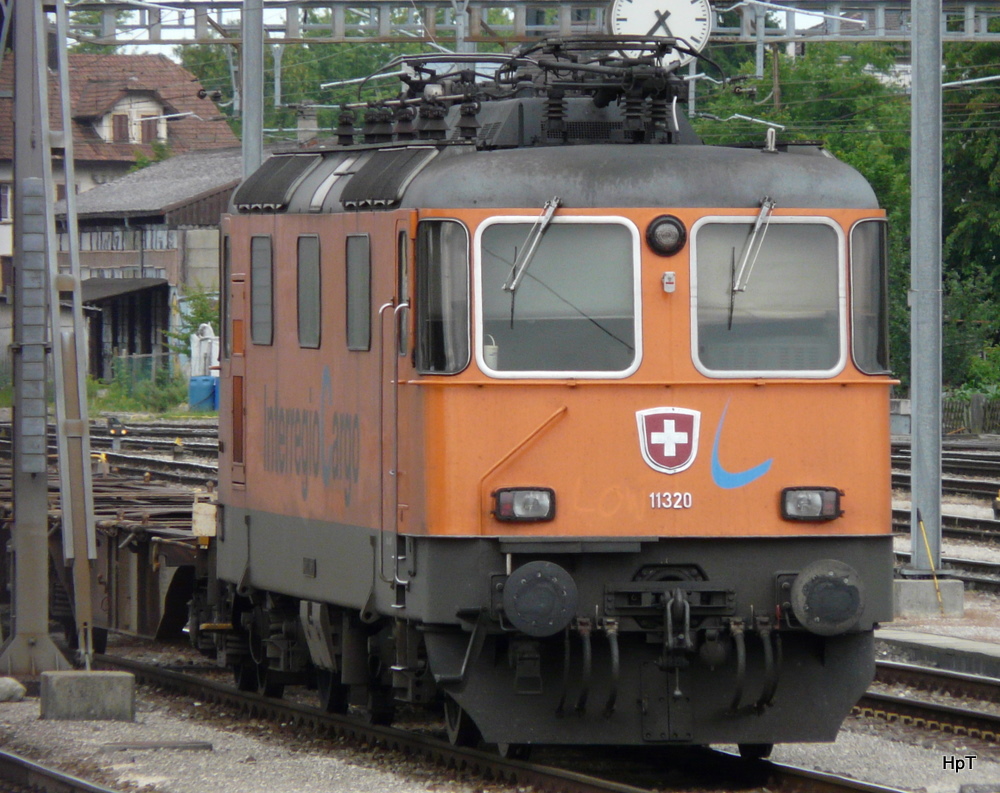 SBB - Re 4/4  11320 mit Gterwagen in Solothurn abgestellt am 10.06.2011 ..  Bild wurde aus Fahrenden Regio (NPZ) hinaus gemacht .. 