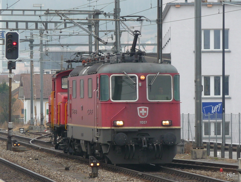 SBB - Re 4/4 11327 zusammen mit der Ee 3/3  16423 unterwegs in Yverdon les Bains am 26.02.2011