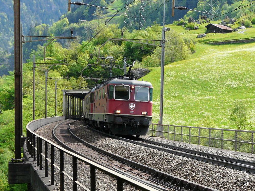 SBB - Re 4/4 11327 mit Re 6/6 11657 mit Gterzug unterwegs bei Intschi am 08.05.2012