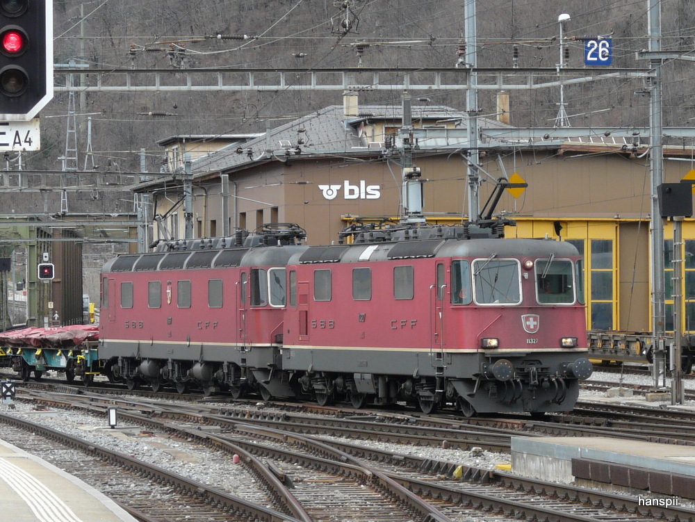 SBB - Re 4/4 11327 und Re 6/6  11667 vor Gterzug bei der einfahrt im Bahnhof brig am 24.03.2013
