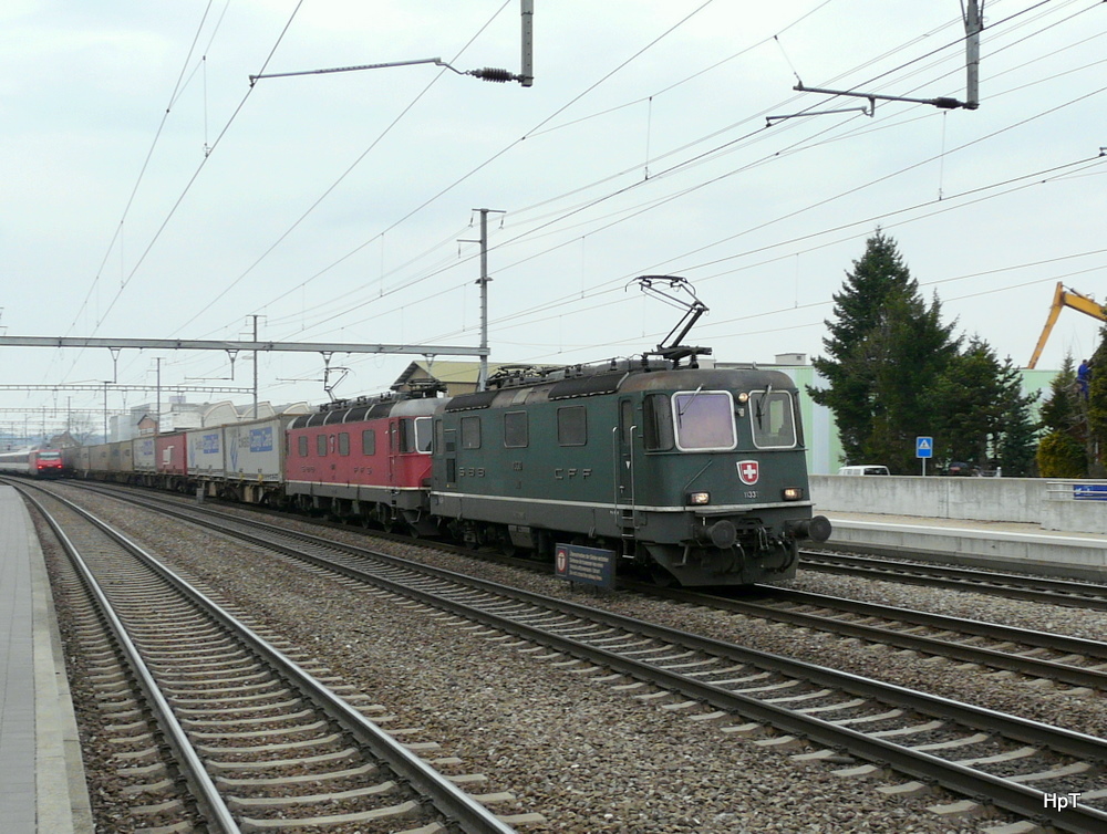 SBB - Re 4/4 11330 zusammen mit der Re 6/6 11678 vor Gterzug bei der durchfahrt in Rothrist am 12.03.2011