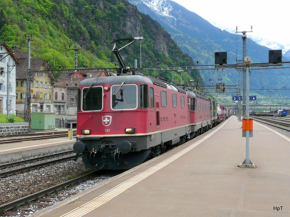 SBB - Re 4/4 11332 und Re 6/6 11667 mit Gterzug bei der durchfahrt im Bahnhof von Erstfeld am  08.05.2012