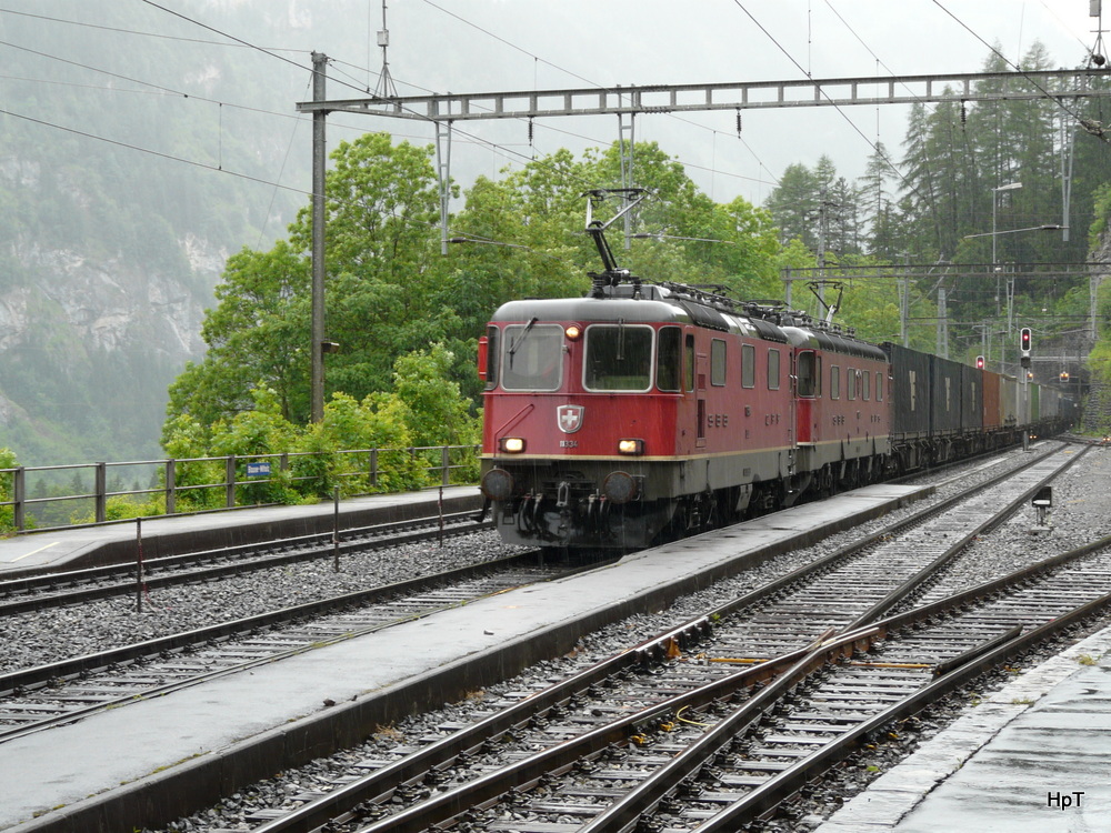 SBB - Re 4/4  11334 mit Re 6/6 11620 mit Gterzug bei der durchfahrt im Bahnhof Blausee-Mitholz am 29.06.2013