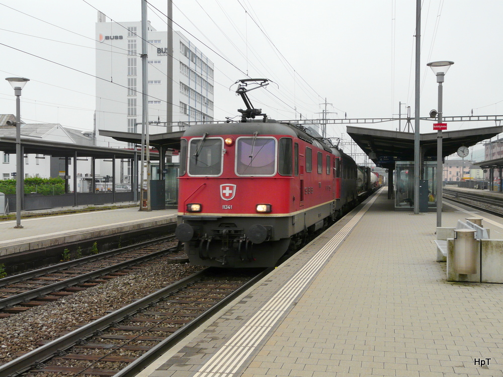 SBB - Re 4/4 11341 und Re 6/6  620087-7 vor Gterzug bei der Durchfahrt im Bahnhof Prattlen am 02.05.2013