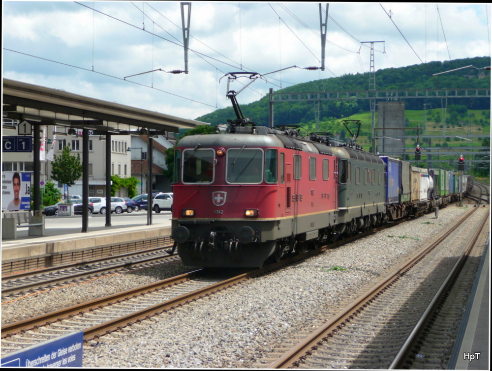 SBB - Re 4/4 11342 und Re 6/6 vor Gterzug bei der durchfahrt im Bahnhof von Sissach am 10.06.2012