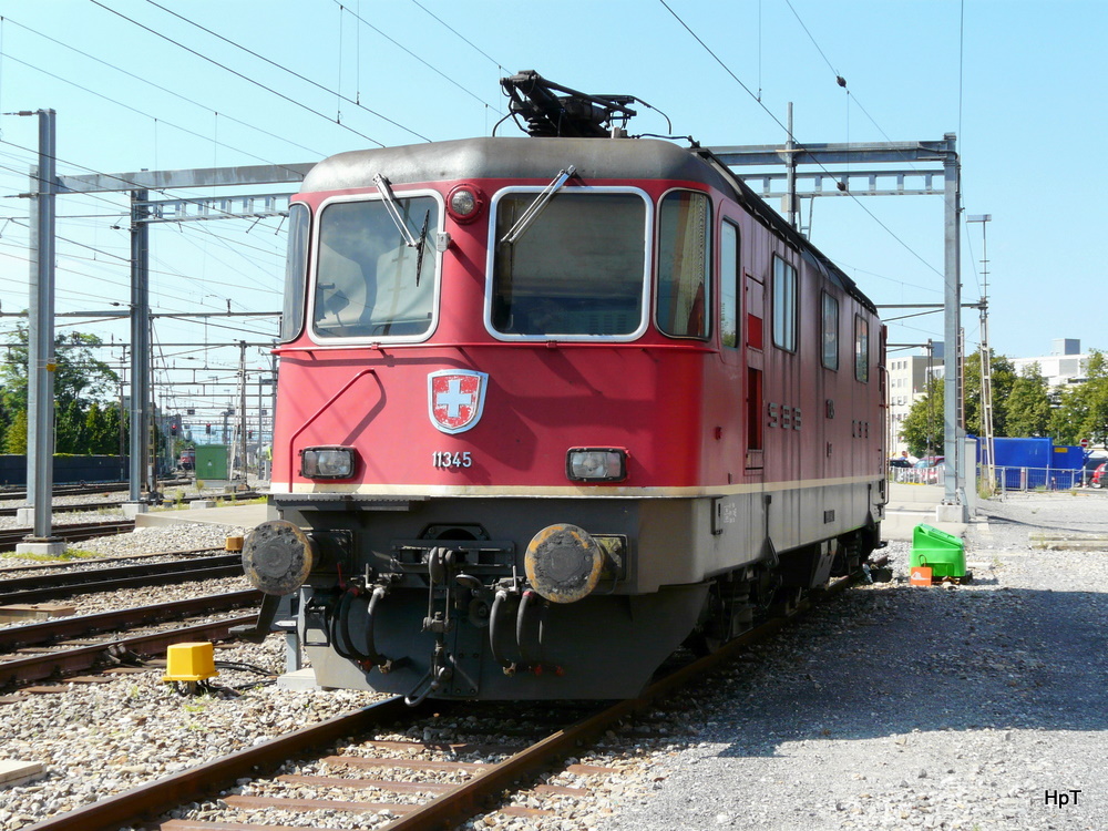 SBB - Re 4/4 11345 abgestellt im Bahnhofsareal von Thun am 07.08.2010