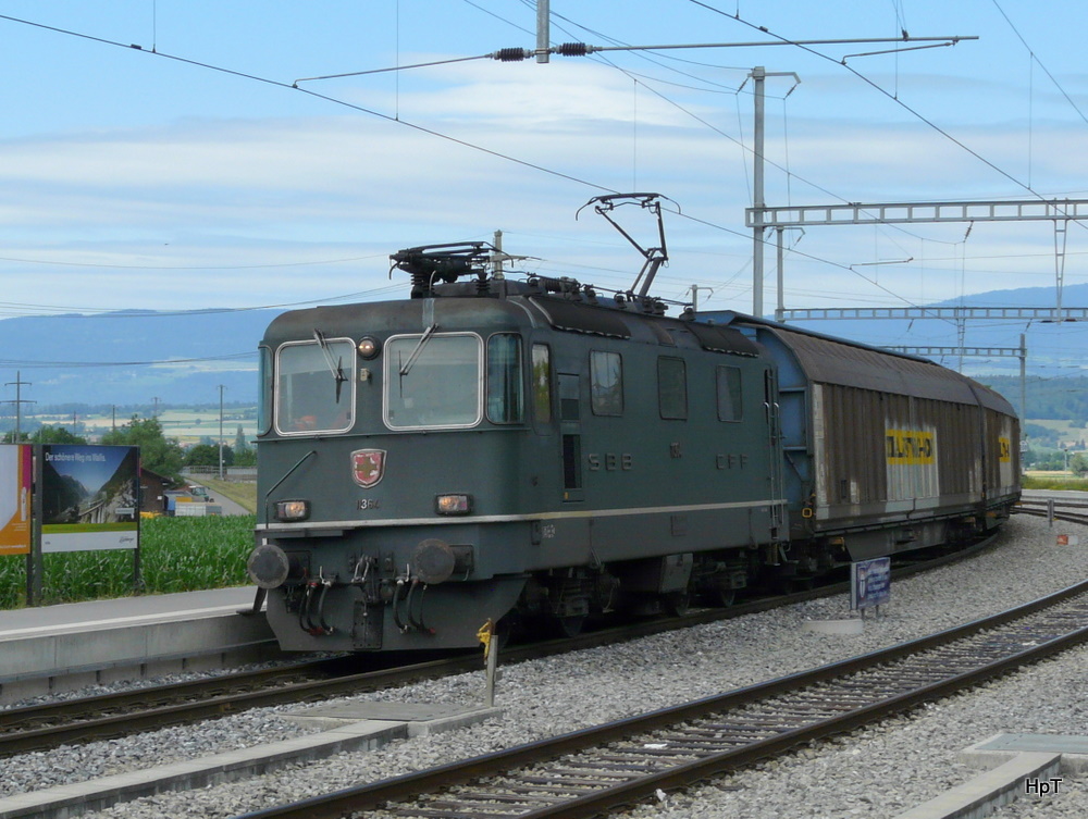 SBB - Re 4/4 11364 mit Nespresso Gterzug bei der Durchfahrt im Bahnhof Kerzers am 25.06.2011 