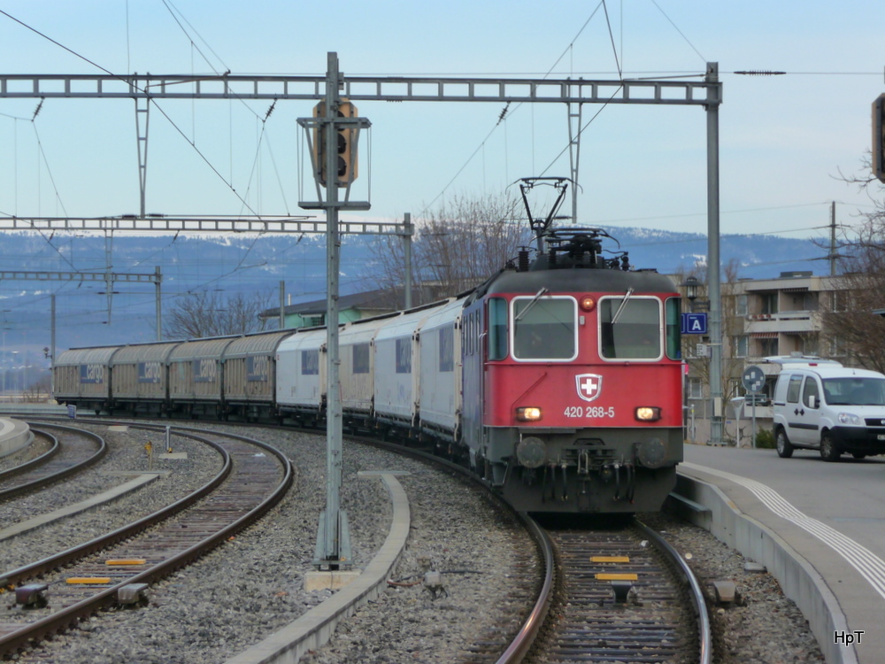 SBB - Re 4/4  420 268-5 mit Gterzug im Bahnhof Kerzers am 06.03.2012