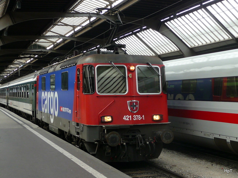 SBB - Re 4/4 421 378-1 mit EC im Bahnhof Zrich am 23.07.2011