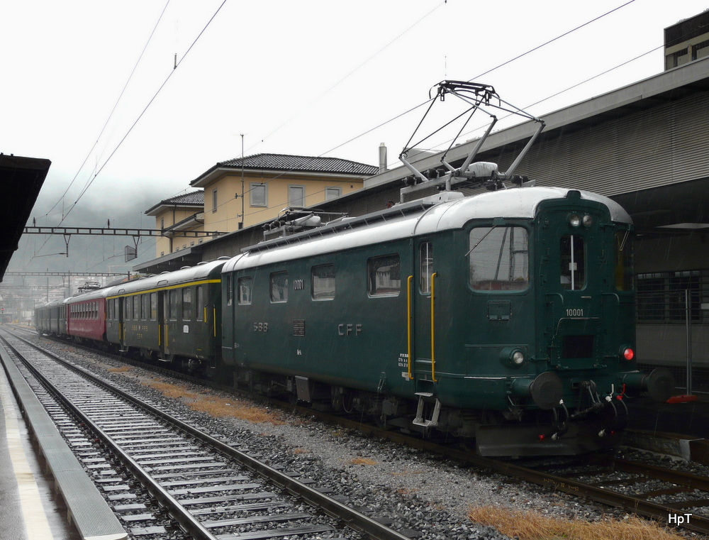 SBB - Re 4/4 I 10001 mit Extrazug des Team 10439 in Mendrisio am 18.09.2010
