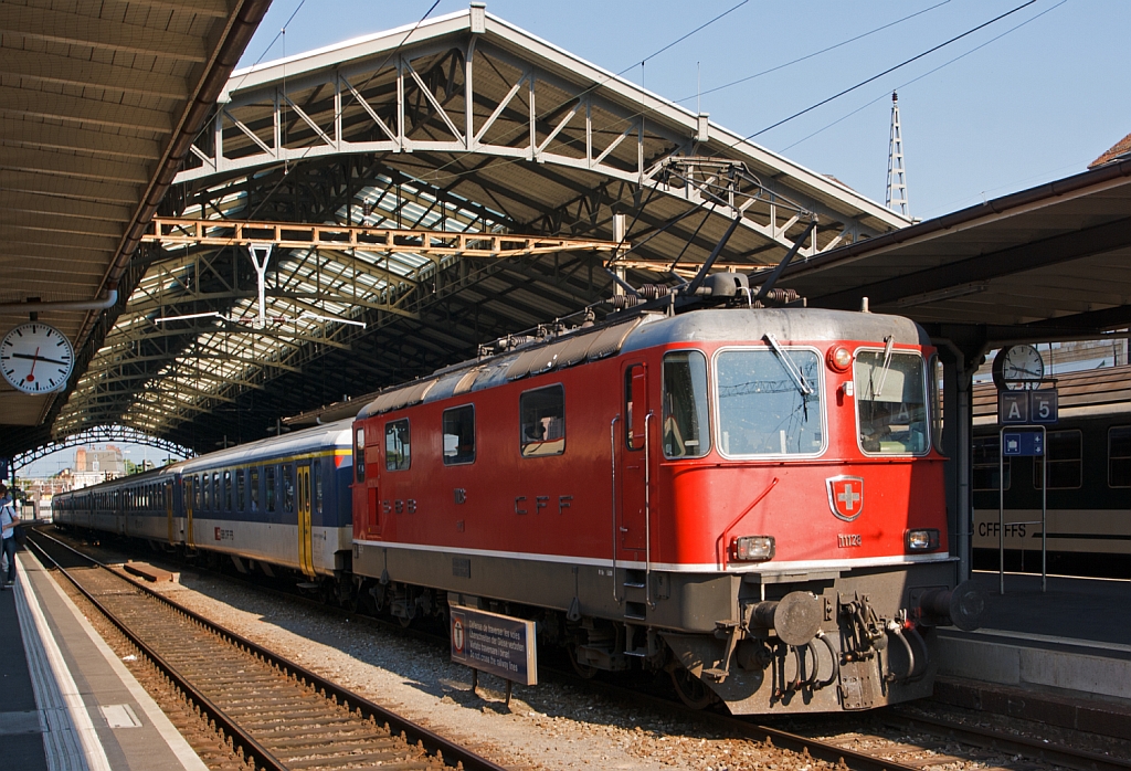 SBB Re 4/4 II 11128 (Re 420) mit einem IR am 29.05.2012 im Bahnhof Lausanne. Von 1964 bis 1985 wurden von der Re 4/4 II insgesamt 277 Lokomotiven gebaut, somit ist sie die bisher grte Triebfahrzeugserie in der Schweiz. Sie sind Universallokomotiven und kommen dementsprechend vor allen Kategorien von Reisezgen und Gterzgen zum Einsatz.