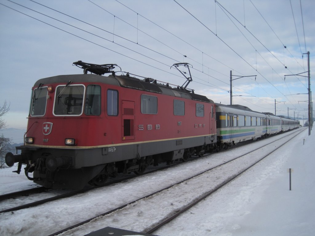 SBB Re 4/4 II 11197 mit Voralpenexpress Luzern-Romanshorn zwischen
Schindellegi-Feusisberg und Samstagern (SOB) am 16.02.2010
