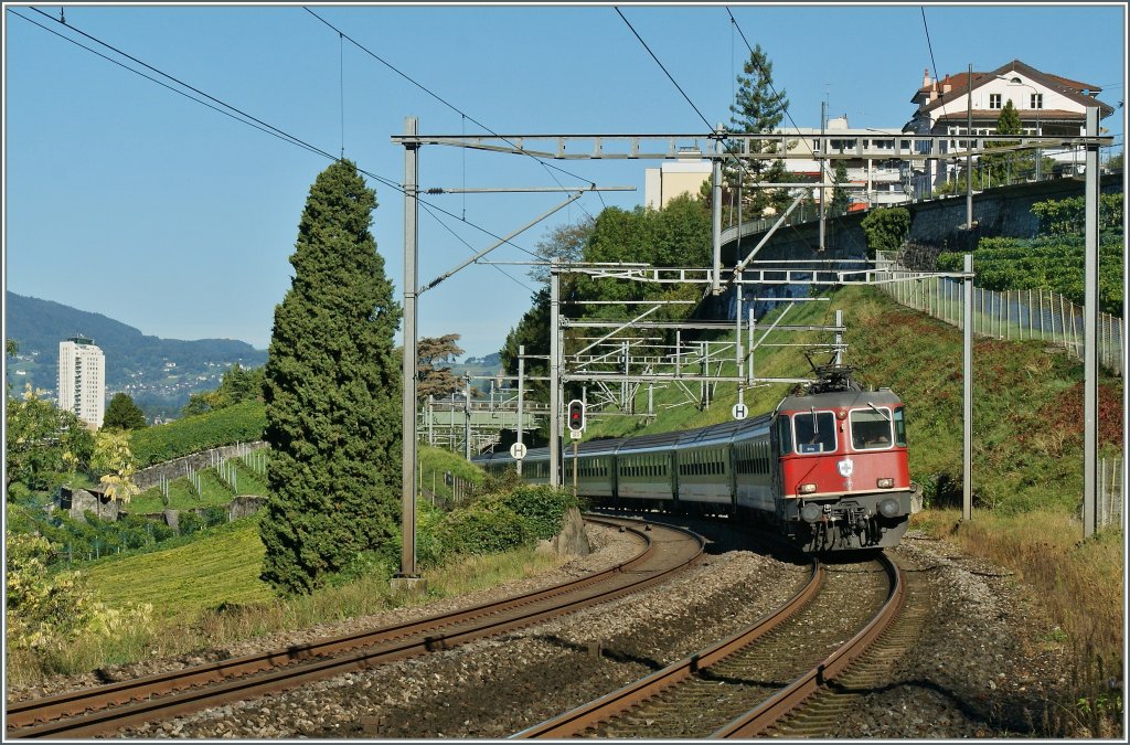 SBB Re 4/4 II 11301 mit einem IR nach Brig bei Veytaux. 
28. Sept. 2012 