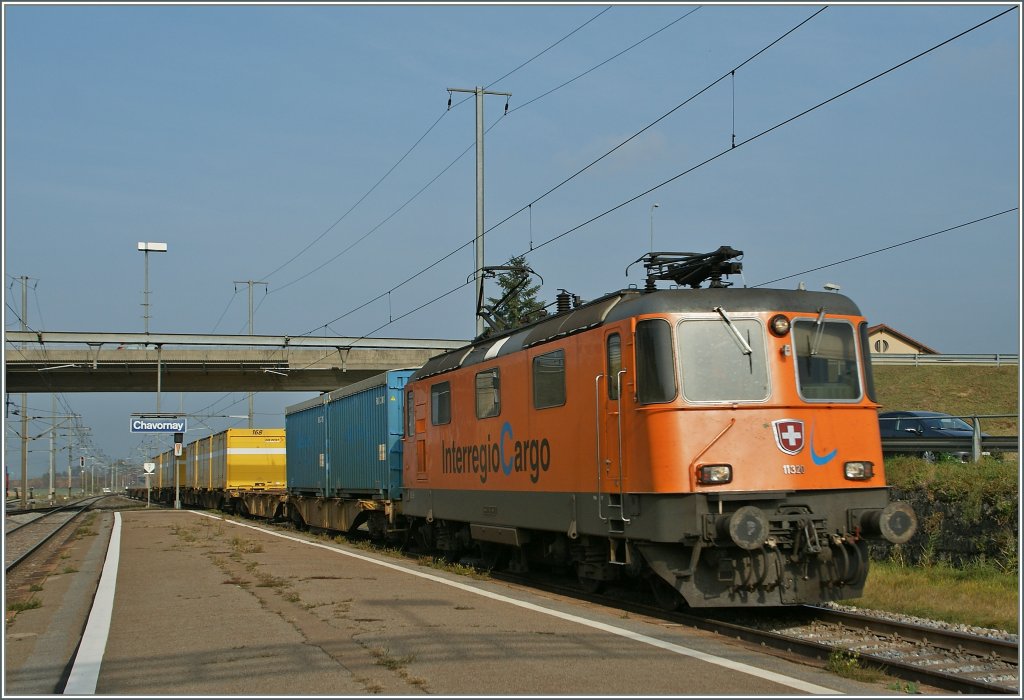 SBB Re 4/4 II 11320  Intercargo  bei der Durchfahrt in Chavornay am 31. Okt 2011.