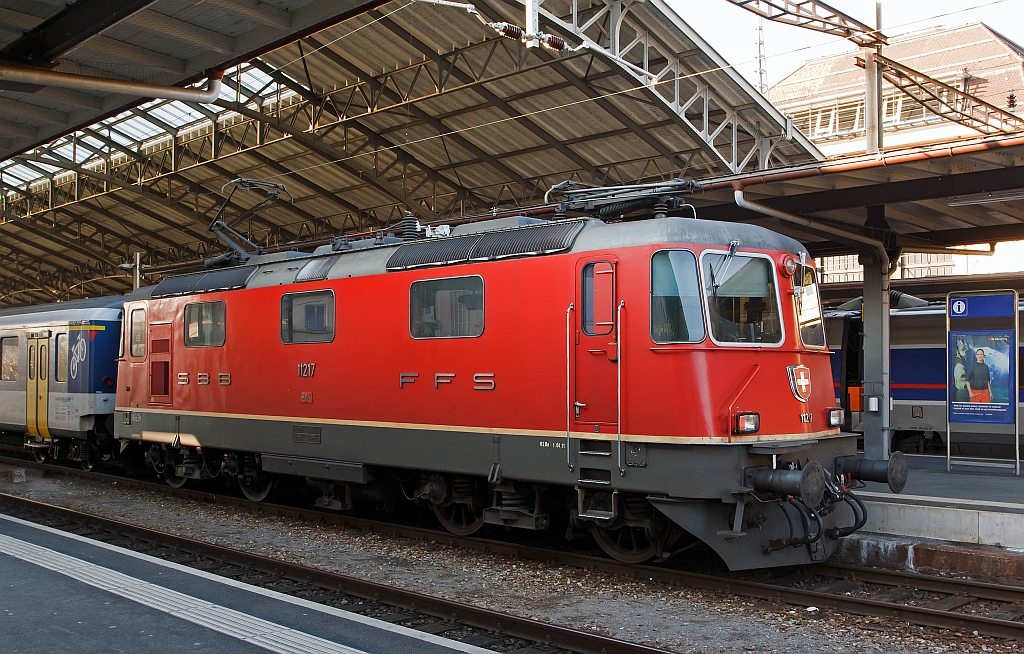 SBB Re 4/4 II (Re 420) 11217 als Schublok eines IR steht im Bahnhof Lausanne am 26.02.2012.