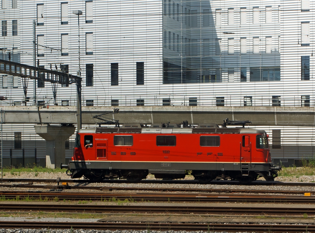 SBB Re 4/4 II (Re 420) 11222 fhrt solo in den Bahnhof Basel am 25.05.2012, aufgenommen aus fahrendem ICE.