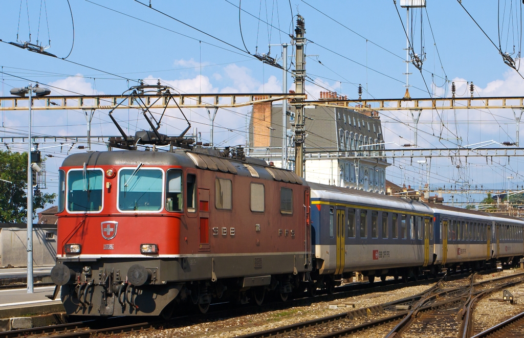 SBB Re 4/4 II (Re 420) 11118 mit einem Regionalzug am 29.05.2012 bei der Einfahrt in den Bahnhof Lausanne.