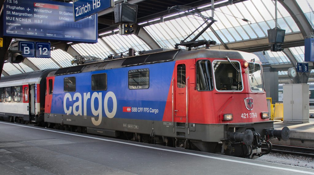 SBB Re 4/4 II steht am 12.01.12 mit dem EC 195 nach Mnchen Hbf abfahrtbereit in Zrich HB.