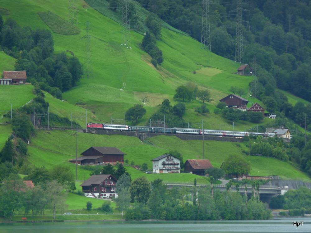 SBB - Re 4/4 mit Schnellzug unterwegs bei Immensee am 23.07.2011