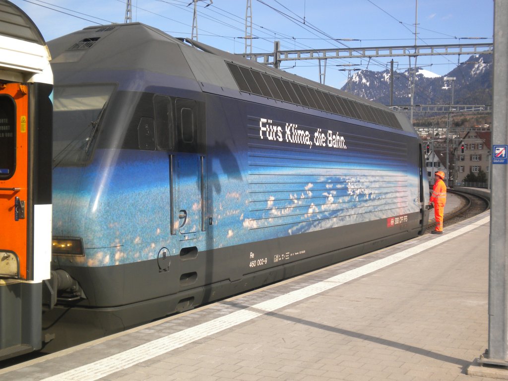 SBB Re 460 002  Frs Klima, die Bahn  mit ihrem IR nach St. Gallen im Bahnhof Chur. 25.02.2010