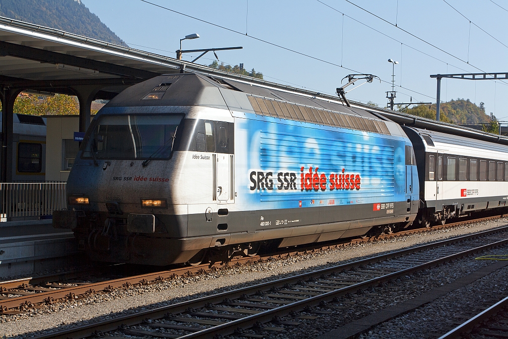 SBB Re 460 020-1  Ide Suisse  steht mit IC  (Richtung Basel) am 02.10.2011 in Interlaken Ost bereit.