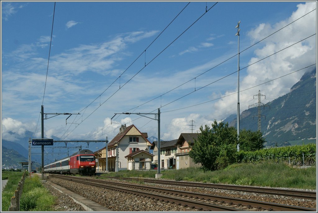 SBB Re 460 039-1 mit IR 1421 bei der Durchfahrt in Chamoson.
22. Juli 2012