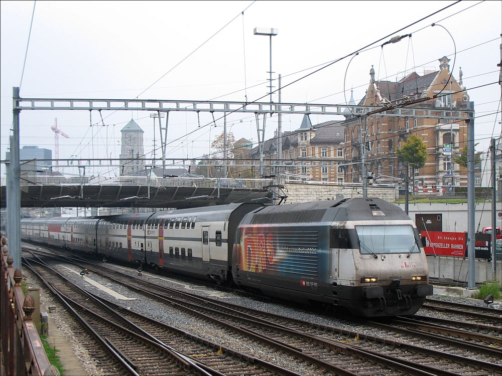 SBB Re 460 073 mit Werbung  Schweizer Radio DRS 1  mit einem Doppelstockzug bei Ausfahrt aus St. Gallen, 13.10.2006
