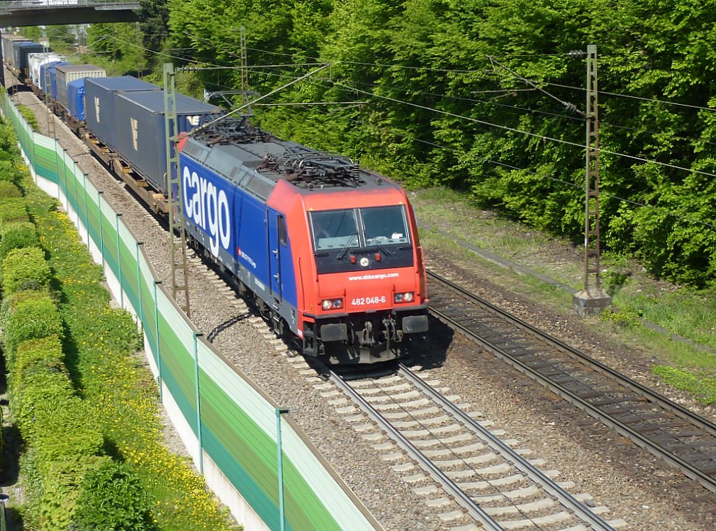 SBB Re 482 048-6 durchfhrt Emmendingen mit einem Gterzug am 18.04.2011.
