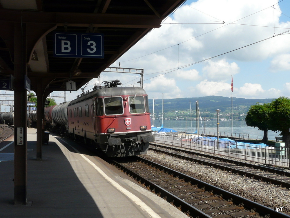 SBB - Re 6/6  11606 mit Gterzug bei der durchfahrt im Bahnhof Wdenswil am 10.06.2011