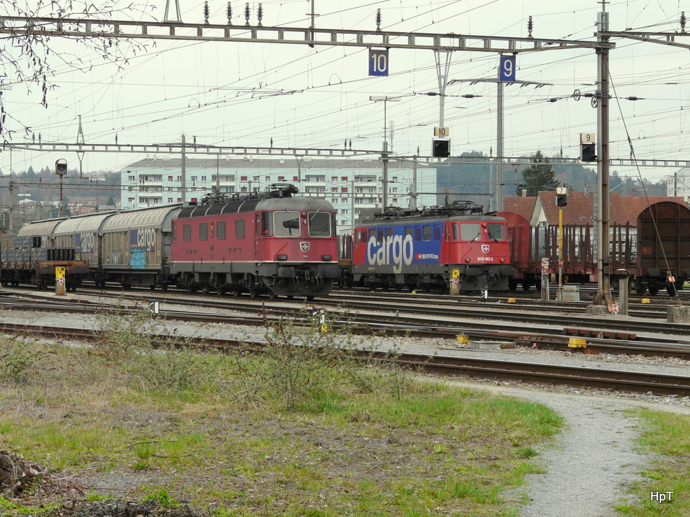 SBB - Re 6/6  11614 zusammen mit der Ae 6/6 610 463-2 im Gterbahnhof Biel am 26.03.2011