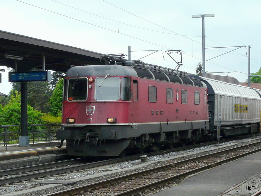 SBB - Re 6/6  11625 vor Gterzug bei der Durchfahrt im Bahnhof Niederbipp am 20.05.2010