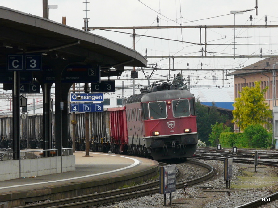 SBB - Re 6/6  11625 mit Gterzug bei der Durchfahrt im Bahnhof Oensingen am 21.05.2010