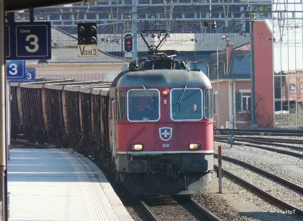 SBB - Re 6/6  11681 mit Gterzug bei der durchfahrt im Bahnhof Sierre am 18.03.2011